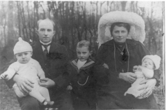 Datering 1929. Familie van Rooij.