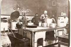 Datering 1920. Kijkje in de keuken