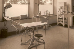 Datering 1950. Interieur van de polikliniek