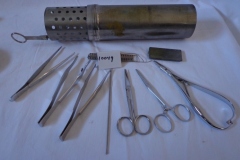 Allerlei-hechtmateriaal-in-een-houder-om-thuis-bij-de-patient-te-hechten.