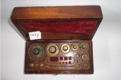 Doos-met-koperen-gewichten-voor-gammabalans-van-1-kilo-tot-1-gram