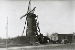 Datering 1936. Standaardmolen-eigendom-van-V.d.-Bosch-is-afgebroken.-