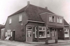 Datering onbekend.  Café en elektriciteitswinkel